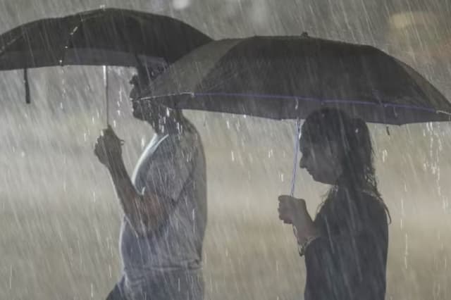 UP Rain Alert: यूपी के 22 जिलों में होगी झमाझम बारिश, 80 किमी की रफ्तार से आंधी चलने का अलर्ट