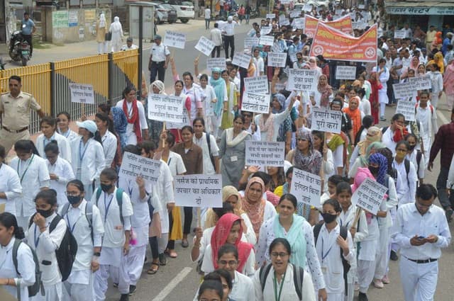 नर्सेज कर्मचारियों ने राज्य सरकार के खिलाफ आक्रोश रैली निकाली