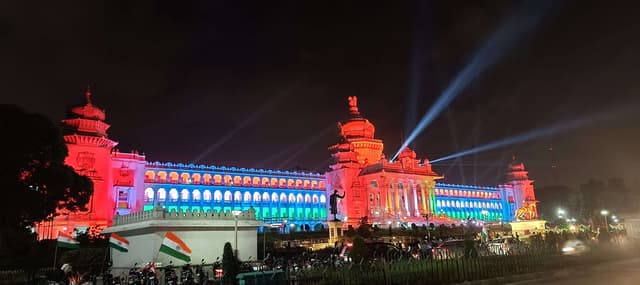 Photos: बेंगलूरु में सोमवार को स्वतंत्रता दिवस की पूर्व संध्या पर रोशनी से जगमग विधासौधा भवन।