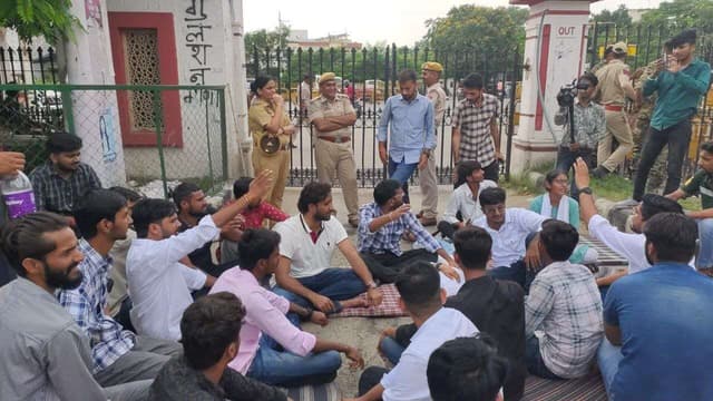 चुनाव करवाने की मांग को लेकर राजस्थान विश्वविद्यालय में छात्र बैठे धरने पर