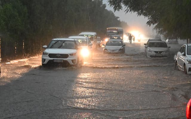 वीडियो देखें.....रायपुर में 1 घंटे की बारिश में सड़कों पर तालाब जैसी लहरें