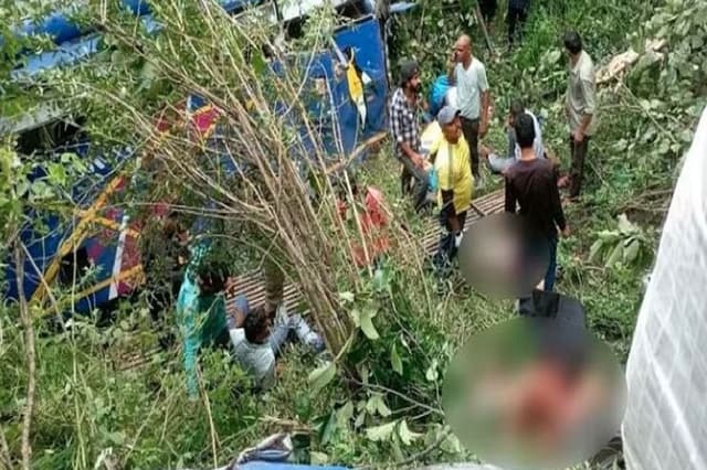 Uttarakhand Bus Accident: उत्तराखंड के गंगोत्री हाईवे पर यात्रियों से भरी बस खाईं में गिरी, 6 की मौत, कई घायल