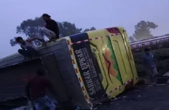 Bus and Road Accident : इंदौर से भीलवाड़ा जा रही बस पलटी, 21 लोग घायल
