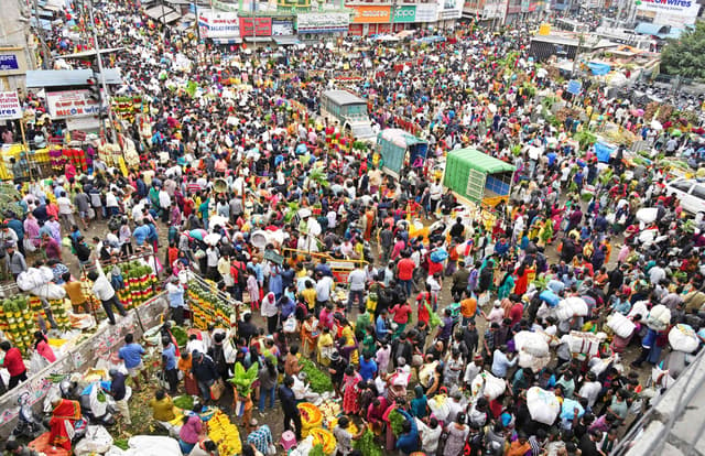 PHOTO उत्सव की खरीदारी के लिए शहर के बाजारों में उमड़ी भारी भीड़