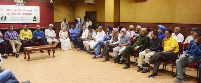 सेवा सुरभि द्वारा संगोष्ठी का आयोजन किया गया जिसमें इंदौर को नशा मुक्त करने के लिए बुद्धिजीवियों मैं अपने विचार रखें