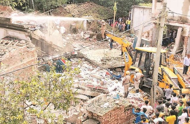 photo gallery : बंगाल की अवैध पटाखा फैक्ट्री में धमाके से 7 लोगों की मौत