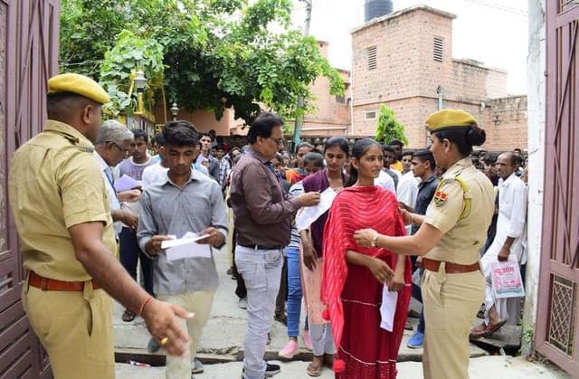 बीएसटीसी परीक्षा : केन्द्रों के बाहर लगी अभ्यर्थियों की कतारें...