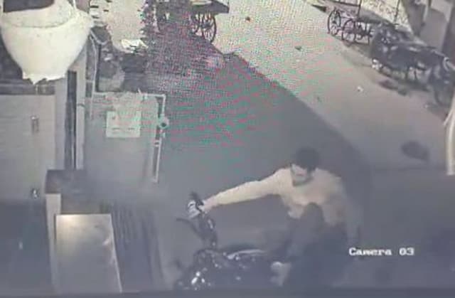 Video : सावधान... पैर से ही हैंडल लॉक तोड़ चुरा ले गए बाइक, व्हील लॉक जरूरी