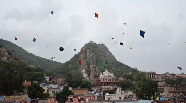 Raksha bandhan 2023 : वो काटा की पुकार,आसमान में छाई पतंग,छत पर पतंग उड़ाते परिवार,देखे तस्वीरें