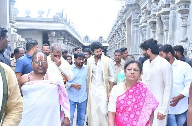 अभिनेता विजय देवरकोंडा ने यादाद्री लक्ष्मी नरसिम्हा स्वामी मंदिर में की पूजा-अर्चना
