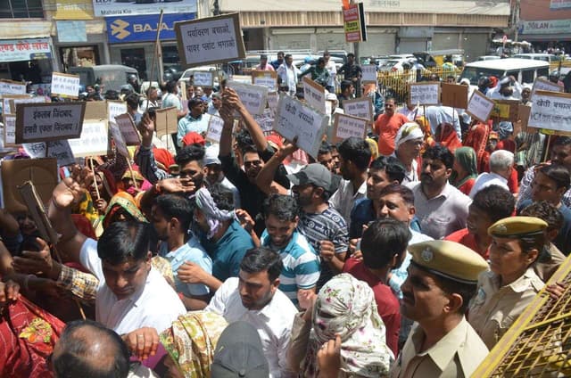 Photo Gallery: बायो वेस्ट प्लांट के विरोध में ग्रामीणों ने आक्रोश रैली निकालकर ज्ञापन सौंपा