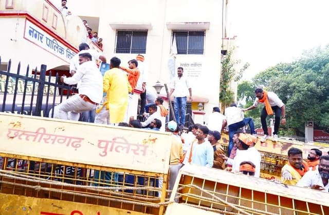 रायपुर को डेंगू से बचाने के लिए बीजेपी ने नगर निगम के जोन कार्यालयों का किया घेराव