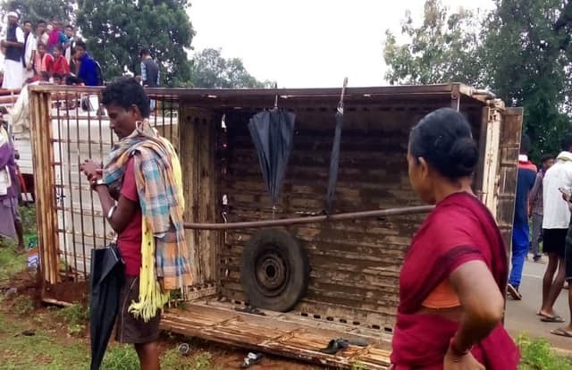 दंतेवाड़ा में हादसा: परिवर्तन यात्रा में शामिल होने जा रहे ग्रामीणों की गाड़ी पलटी, 10 घायल...मची अफरा-तफरी