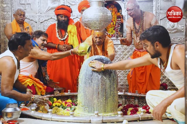 CM Yogi MP Visit: महाकाल मंदिर में सीएम योगी आदित्यनाथ ने किया रुद्राभिषेक, देखें तस्वीरें
