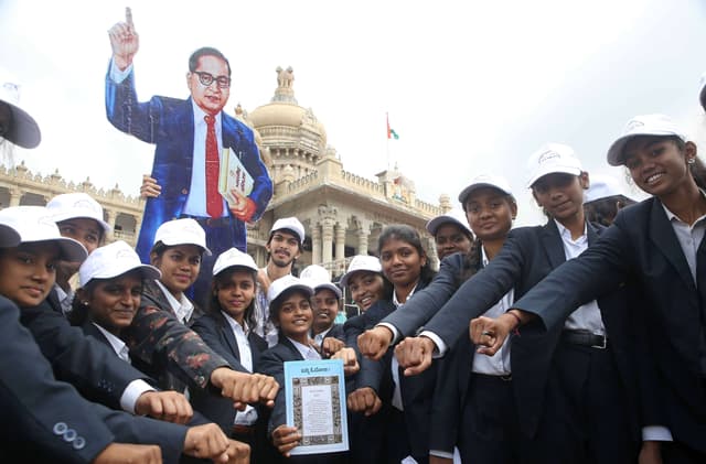 Photos: लोकतंत्र दिवस पर हुआ संविधान की प्रस्तावना का पाठ