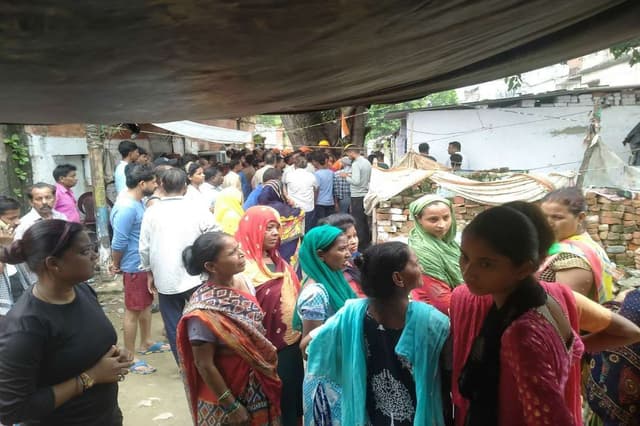 Photo: लखनऊ  आलमबाग रेलवे कालोनी में गिरी छत 3 बच्चों सहित 5 की मौत