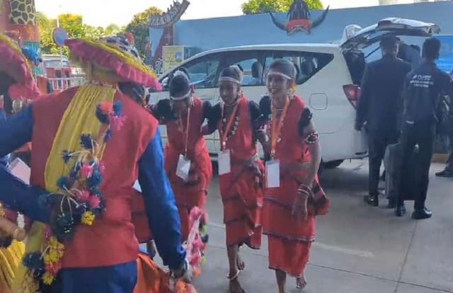 G-20 के विदेशी मेहमानों का रायपुर में स्वागत, डेलीगेट्स को पहनाया छत्तीसगढ़िया गमछा, देखें तस्वीरें...