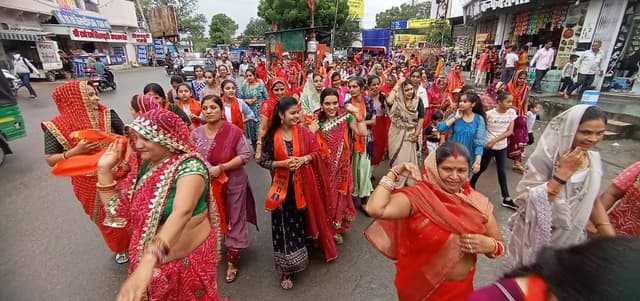 शोभायात्रा में हुआ शौर्य प्रदर्शन, गेर व बीरबल नृत्य ने लुभाया