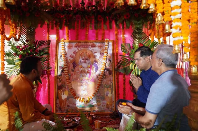 Photo Gallery: राम मंदिर में करे भगवान विश्वकर्मा की भव्य झांकी का दर्शन