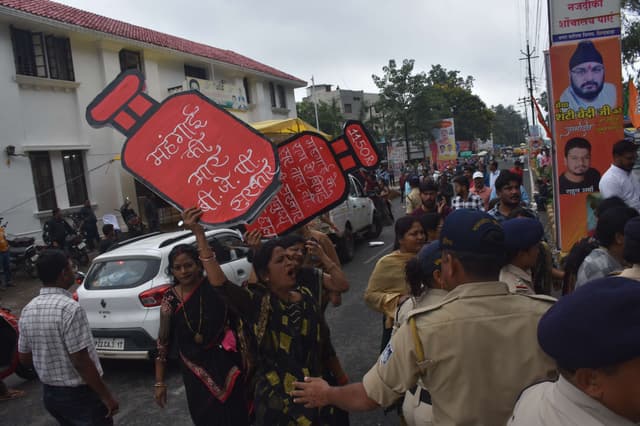 Photo Gallery: भाजपा-कांग्रेस में तीखी झड़प