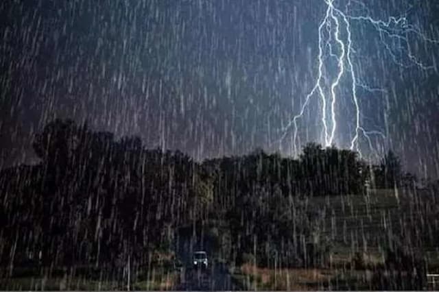 UP Weather: रायबरेली,लखीमपुर खीरी, सीतापुर, लखनऊ में अचानक बदलेगा मौसम, बादल गरज के साथ बिजली गिरने का Alert