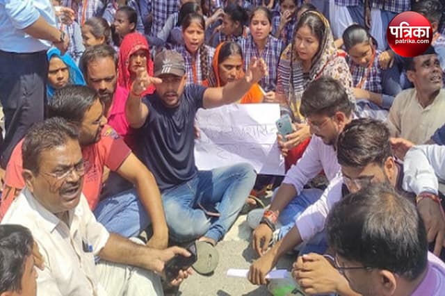 Rampur: दूसरे समुदाय के युवक ने छात्रा से की छेड़छाड़, पुलिस पर लगा आरोप, हिन्दू संगठन ने कोतवाली को घेरा