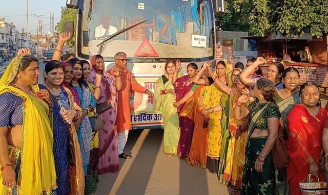 नारी शक्ति वंदन विधेयक के पास होने पर पीएम मोदी का आभार जताने महिलाएं दिल्ली रवाना
