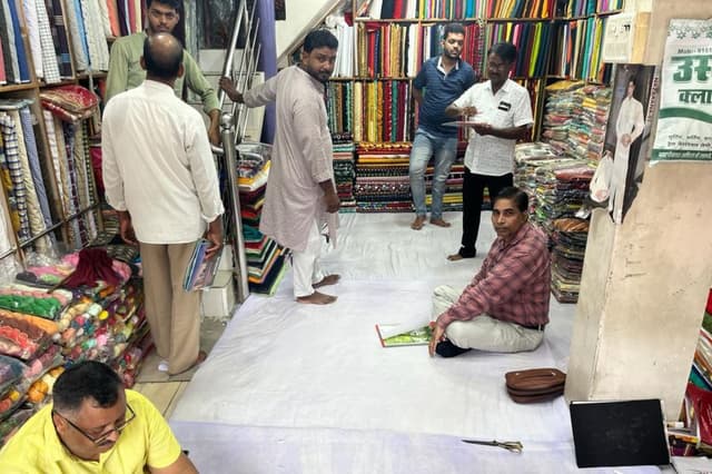Mau News: मुहम्मदाबाद गोहना में जीएसटी टीम के छापेमारी से बाजार में हड़कंप
