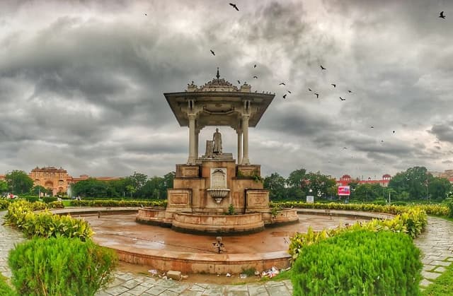 Weather News: जयपुर में सुबह से शुरू हुई झमाझम बारिश के बाद खुशनुमा हुआ मौसम, देखें तस्वीरें