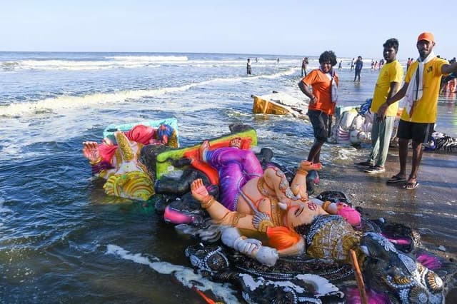 PHOTOs : गणपति बप्पा मोरया अगले बरस तू जल्दी आ.... जयघोष से गूंजायमान हुए समुद्र तट