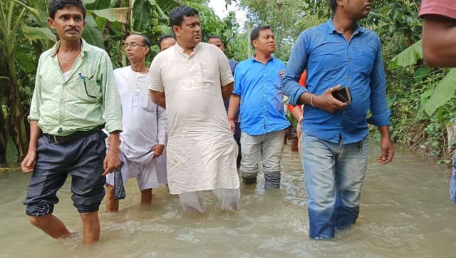 बंगाल के दक्षिण दिनाजपुर जिले में बाढ़ के हालात