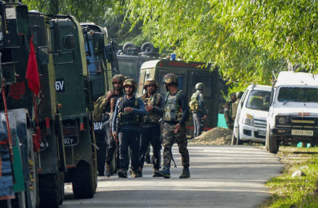 जम्मू कश्मीर में हथियारों के साथ पकड़ा गया संदिग्ध आतंकी