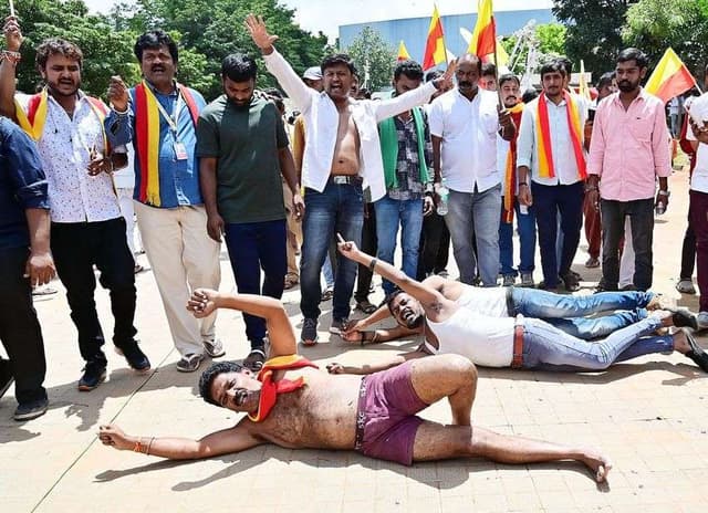 PHOTO बेंगलूरु बंद के दौरान विरोध प्रदर्शन के अलग अलग अंदाज
