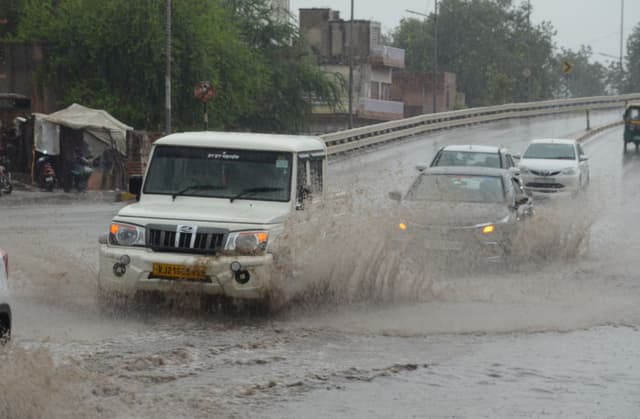 IMD Rain Alert: विदा लेता मानसून कराएगा झमाझम बारिश, 3 घंटों के लिए येलो अलर्ट जारी