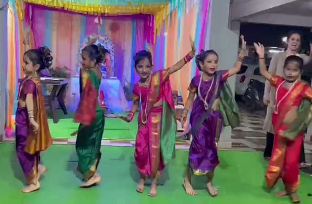 मराठी सॉन्ग पर पारंपरिक साड़ी पहन बालिकाओं ने किया मोहक डांस