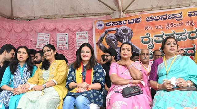 photos : कर्नाटक बंद को कन्नड़ फिल्म उद्योग का भी मिला समर्थन, कई दिग्गज बैठे धरने पर