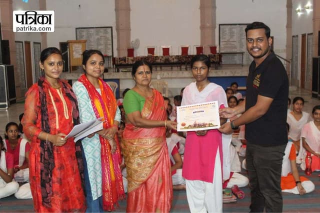 Patrika Ram Mandir Quiz: महिला गुरुकुल में राम कथा, 11 बच्चियों को किया गया सम्मानित, देखें तस्वीरें