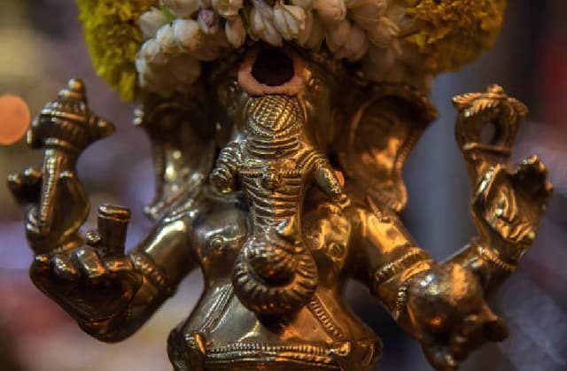 Video: क्या घर के मंदिर में पीतल की मूर्ति रखनी चाहिए