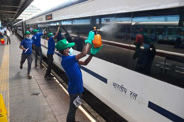 photos : 14 मिनट पूरी कर दी ट्रेन की सफाई