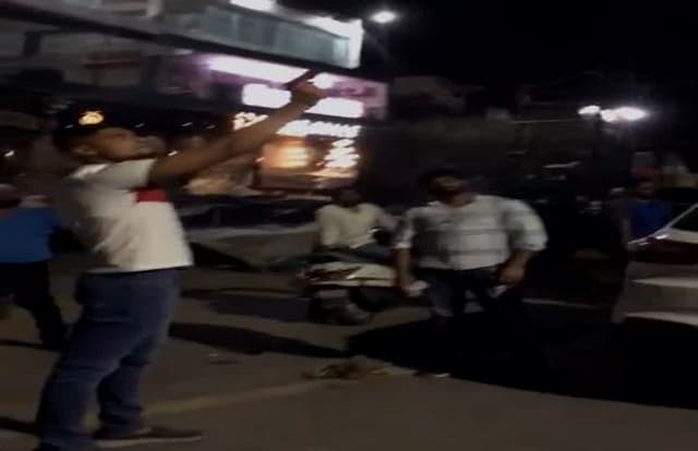 यूथ कांग्रेस प्रेजिडेंट शेरू असलम ने फिर की दबंगई, सारेआम सड़क पर की फायरिंग