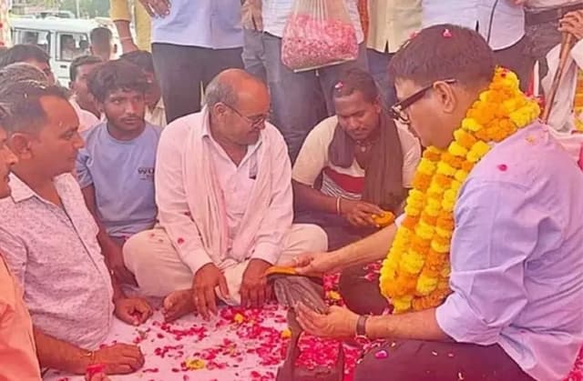 Rajasthan Elections 2023: महवा विधायक ओमप्रकाश हुड़ला का अजीबो-गरीब रूप, लोगों के जूते किए पॉलिश, देखें वीडियो