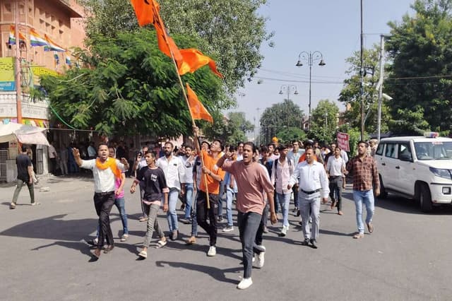 जयपुर में हिंदूवादी संगठनों का जोरदार प्रदर्शन, देखें तस्वीरें जो बताएगी हकीकत