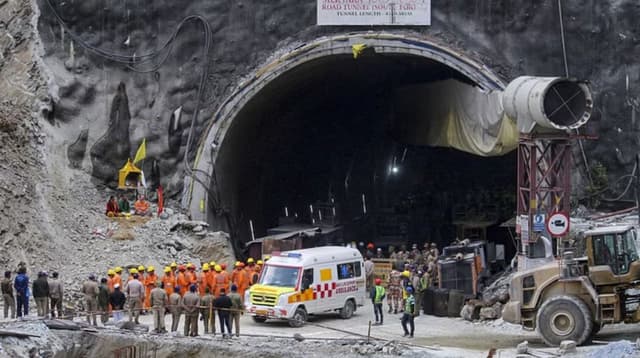 Uttarkashi Tunnel: चंद मिनट में बहर आएंगे मजदूर, सुरंग के अंदर पहुंची एंबुलेंस