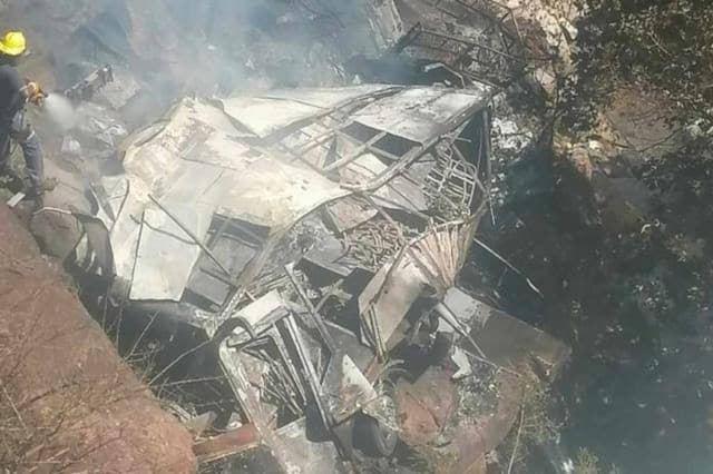 South Africa: दक्षिण अफ्रीका में बैरियर तोड़ते हुए पुल से नीचे गिरी बस, 45 यात्री जिंदा जले