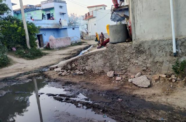 रसीदपुर में कीचड़ से सने रास्ते, खतरनाक बीमारियों के फैलने का खतरा