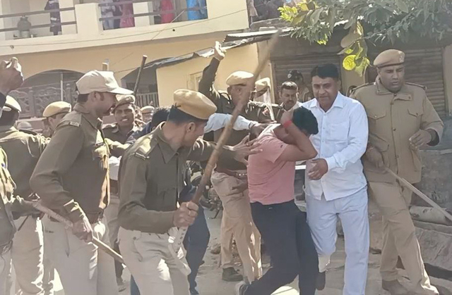 मंदिर हटाने पर विवाद ,पुलिस ने विरोध कर रहे लोगों को दौड़ाकर पीटा, पथराव में एएसपी-डीएसपी घायल