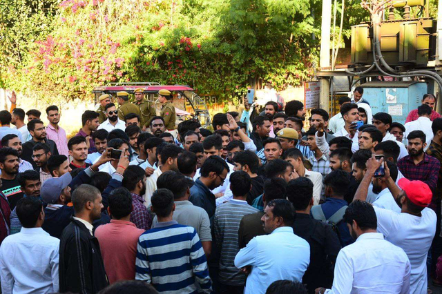 जयपुर : आरयू छात्रसंघ अध्यक्ष निर्मल चौधरी को पुलिस ने बेरिकेड्स लगाकर रोका, देखें तस्वीरें