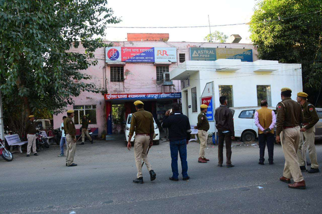 जयपुर : आरयू छात्रसंघ अध्यक्ष निर्मल चौधरी को पुलिस ने बेरिकेड्स लगाकर रोका, देखें तस्वीरें