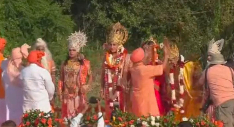 Lord Shri Ram reached Ayodhya by Pushpak Viman | पुष्पक विमान से अयोध्या  पहुंचे भगवान श्री राम, राज्यपाल मुख्यमंत्री व उपमुख्यमंत्री ने किया अगुवानी  | Patrika News