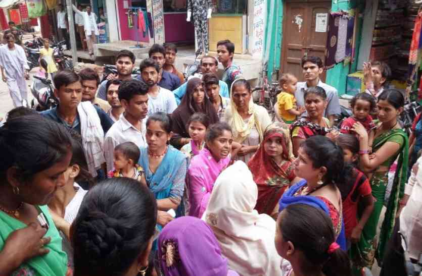 Lady Gang Hypnotized Jewelry Shop Owner, Robs the Shop, Gang of Women Stealing Gold From Jewelry Shop lady gang ये महिला गैंग कैमरे के सामने पार कर देती है लाखों की ज्वेलरी, देखें लाइव वीडियो